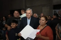 Familias perique&ntilde;as agradecen al gobernador Morales por la entrega de Decretos de Adjudicaci&oacute;n