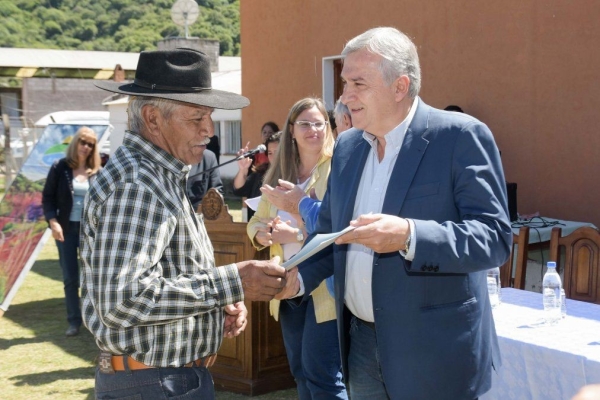 Morales entreg&oacute; escrituras en El Fuerte