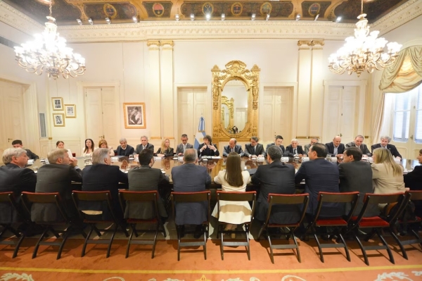Manuel Adorni y Diego Santilli iniciaron los primeros contactos con gobernadores para aprobar las reformas pendientes