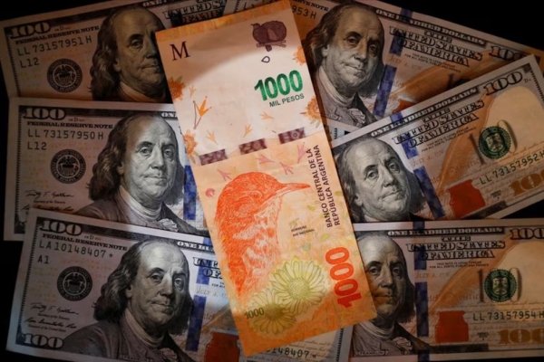 Tercer d&iacute;a sin cepo: el d&oacute;lar oficial cay&oacute; m&aacute;s del 5% y las acciones argentinas subieron pese a la dura baja de Wall Street