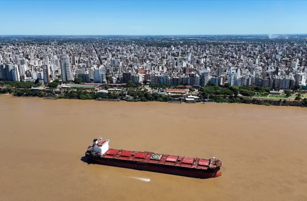 140 buques frenados y negociaciones abiertas: un paro portuario complica el comercio exterior y la distribuci&oacute;n de combustible