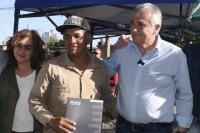 Morales entreg&oacute; decretos a 600 "due&ntilde;os leg&iacute;timos" en Alto Comedero