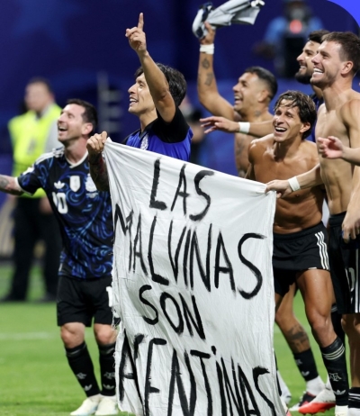 Milei cruz&oacute; a La Scaloneta por la bandera de Malvinas: "no hay que caer en slogans populistas y berretas"