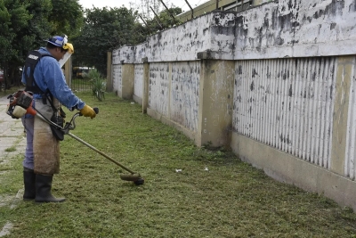 Refuerzan tareas de desmalezado y coordinan descacharrado en escuelas