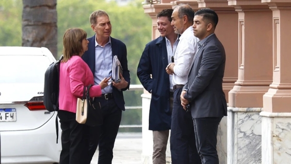 Los ministros dicen que hay que echar a Adorni para tener un vocero contra la crisis de los cr&eacute;ditos hipotecarios