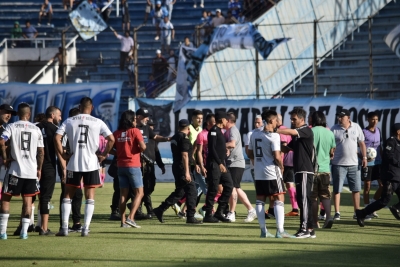 El escandaloso final del partido entre Gimnasia de Jujuy y Riestra que defini&oacute; la &uacute;ltima plaza para el Reducido