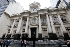 El Banco Central bajó la tasa de interés antes de que empiece el ajuste del dólar a un ritmo del 1% mensual