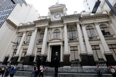 El Banco Central baj&oacute; la tasa de inter&eacute;s antes de que empiece el ajuste del d&oacute;lar a un ritmo del 1% mensual