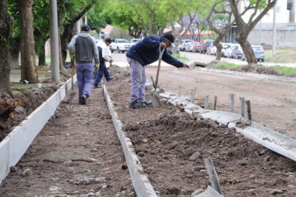 Trabajos de pavimentaci&oacute;n en distintos barrios de Capital