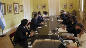 Gobierno quiere "retomar cuanto antes" vuelos y micros de media y larga distancia