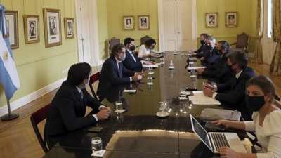 Gobierno quiere "retomar cuanto antes" vuelos y micros de media y larga distancia