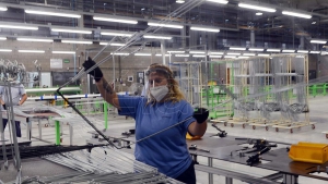 Extienden por un mes la prohibici&oacute;n de despidos