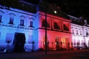 La Casa de Gobierno luci&oacute; los colores de la Bandera Chilena