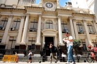 Los empleados bancarios recibir&aacute;n otro aumento equivalente a la inflaci&oacute;n: a cu&aacute;nto se elevar&aacute; el sueldo inicial