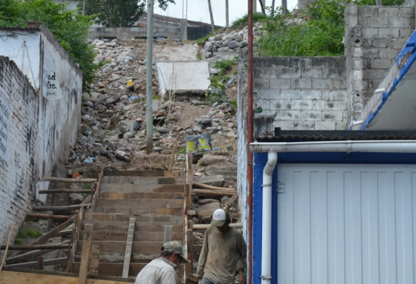 Ministerio de Infraestructura continua obras en escaleras urbanas en San Salvado