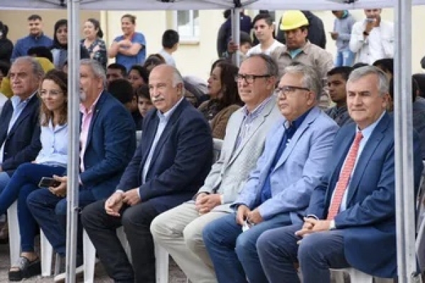 El gobernador entreg&oacute; las llaves de la casa propia a 70 familias de San Pedro