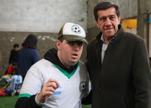 Sadir visitó la primera escuela de fútbol para niños y jóvenes con autismo