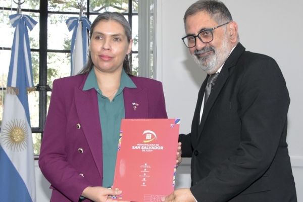 El intendente Jorge recibi&oacute; la visita de la embajadora de Chile