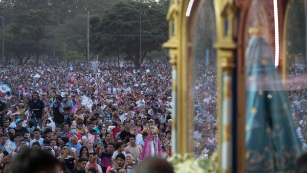 Miles de fieles celebraron el Día de la Virgen con procesiones en todo el país