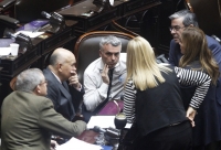 Dura derrota de Milei.Radicales y peronistas aprobaron aumento a jubilados