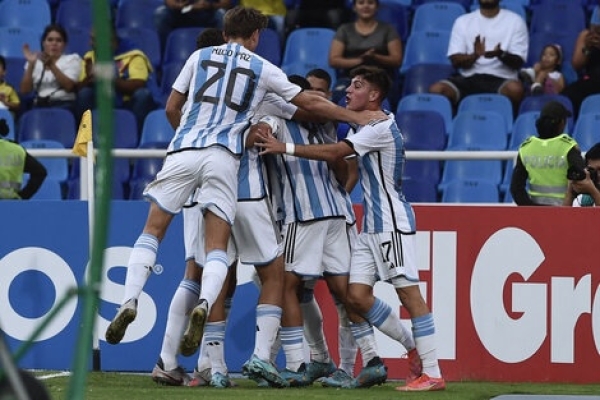 la Argentina Sub 20 encontró su primer triunfo