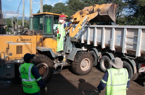Dengue: sigue la recolecci&oacute;n de "cacharros" en barrios capitalinos
