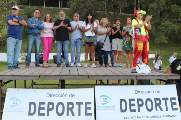 El intendente Jorge, junto a los ni&ntilde;os en el cierre de colonias