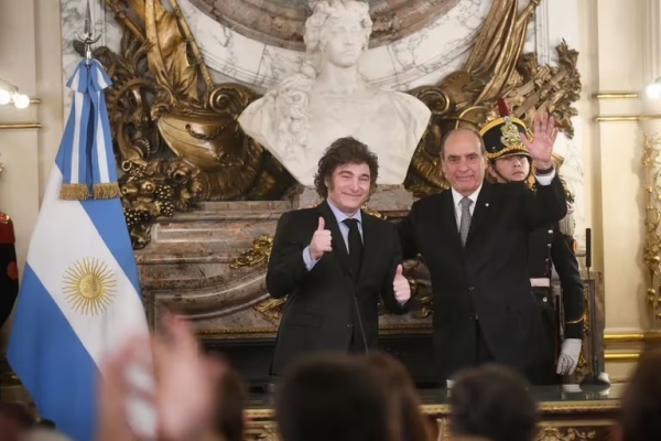 En una ceremonia breve y sin discursos, Javier Milei le tomó juramento a Guillermo Francos como jefe de Gabinete