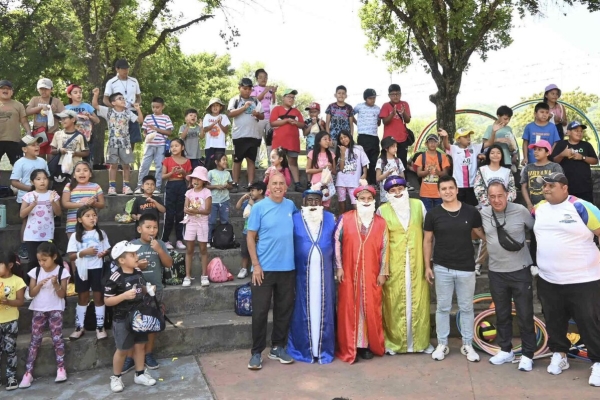 Los Reyes Magos llenaron de alegr&iacute;a a los asistentes de la colonia de vacaciones de B&deg; 18 de Noviembre