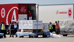 Un mill&oacute;n de dosis de la vacuna china Sinopharm llegar&aacute; esta semana y se espera otro lote de Sputnik