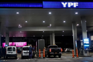 YPF estabiliza el precio de la nafta: no trasladar&aacute; al surtidor la suba del petr&oacute;leo por 45 d&iacute;as