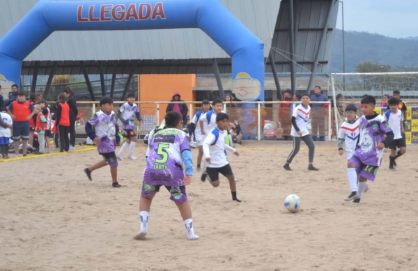 Inicia el torneo nocturno de f&uacute;tbol playa