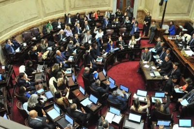En un clima de tensi&oacute;n y sin temario definido, el Senado decidir&aacute; ma&ntilde;ana si sesiona por leyes clave