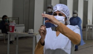 Inicia vacunaci&oacute;n a docentes y polic&iacute;as a partir de los 18 a&ntilde;os