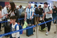 Un nuevo vuelo de Aerol&iacute;neas llev&oacute; a hinchas argentinos a Qatar desde Ezeiza