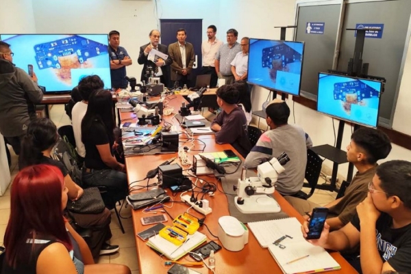 Contin&uacute;a curso gratuito para arreglos de celulares