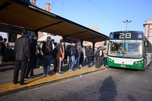 El Gobierno busca desactivar el paro de colectivos con una nueva reuni&oacute;n y le pide a la UTA que lo suspenda ante el cambio en Transporte