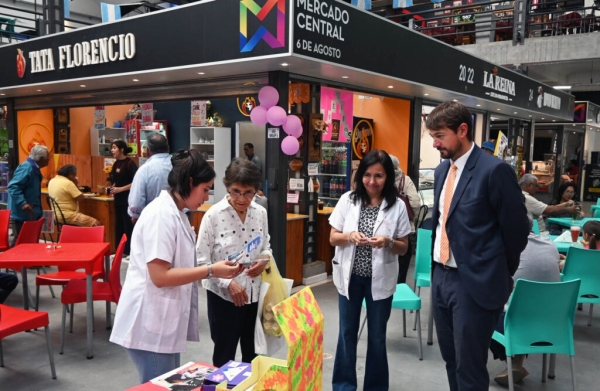 &ldquo;El Escuchadero&rdquo; lleg&oacute; al Mercado Municipal 6 de Agosto para promover la escucha activa y el acompa&ntilde;amiento a los vecinos