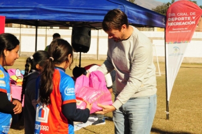 F&uacute;tbol Infantil Femenino.Municipalidad entrego equipamiento