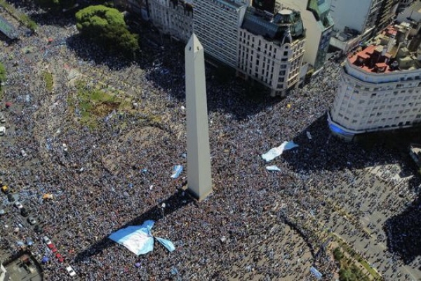 El vuelo triunfal de la selecci&oacute;n argentina sobre la ciudad de Buenos Aires