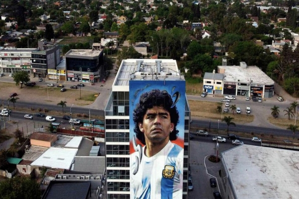 Un mural gigante de Maradona recibir&aacute; a quienes lleguen en avi&oacute;n a Ezeiza
