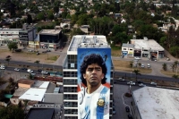 Un mural gigante de Maradona recibirá a quienes lleguen en avión a Ezeiza