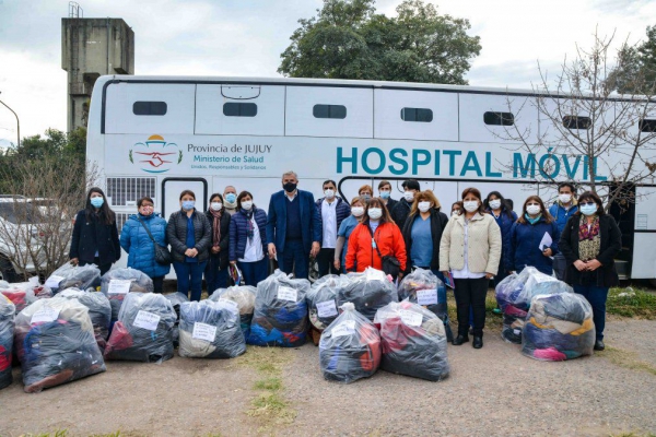 Entregaron abrigos a agentes sanitarios