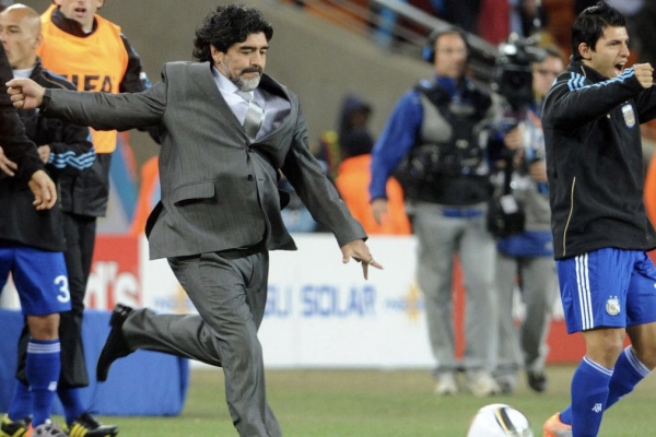 Presentan un libro sobre Maradona en los campeonatos del mundo y lanzan la biblioteca m&oacute;vil "D10S Mundial"