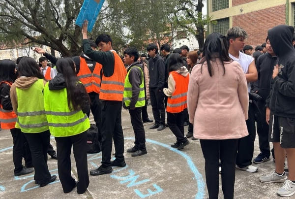 Ejercicios de evacuaci&oacute;n s&iacute;smica en dos escuelas