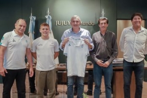 Gerardo Morales recibi&oacute; al juje&ntilde;o campe&oacute;n mundial de salto en trampol&iacute;n