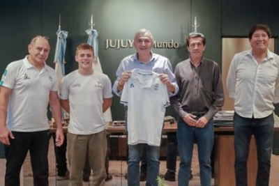 Gerardo Morales recibi&oacute; al juje&ntilde;o campe&oacute;n mundial de salto en trampol&iacute;n