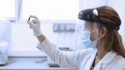 Cu&aacute;les vacunas previenen mejor la infecci&oacute;n y cu&aacute;les reducen la mortalidad