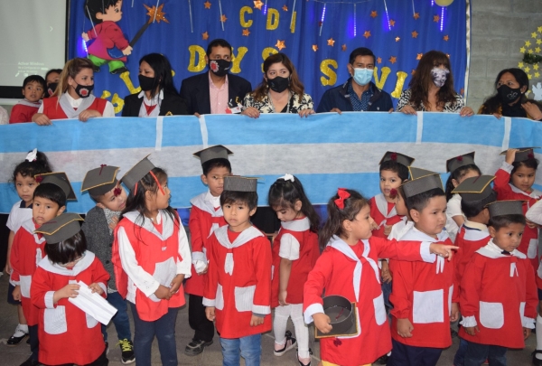 Egresados de la salita de 2 y 3 del CDI Gladys Sivila recibieron diplomas